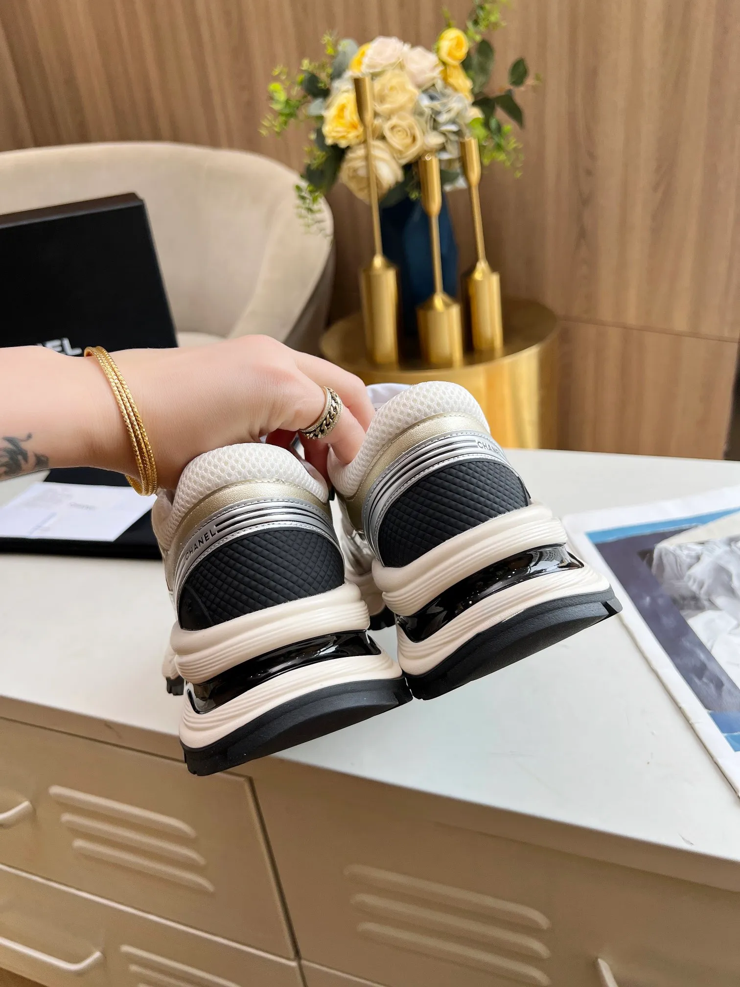👟👟Ex-factory price 640👟👟 chanel Chanel early spring vacation series latest casual sports shoes silver white, gold white, silver gray, black and red! Incomparably beautiful and easy to wear, very light, the lining is also super soft, super comfortable, the upper is breathable, the color is high-end and durable, versatile. Upper: cowhide and cloth stitching. Inner: breathable mesh. Original foam combination outsole. Size: 35-40.